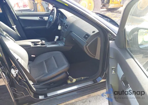 2008 Mercedes-Benz C 300 Luxury/Sport z USA, uszkodzony, nr VIN WDDGF54X38F075078